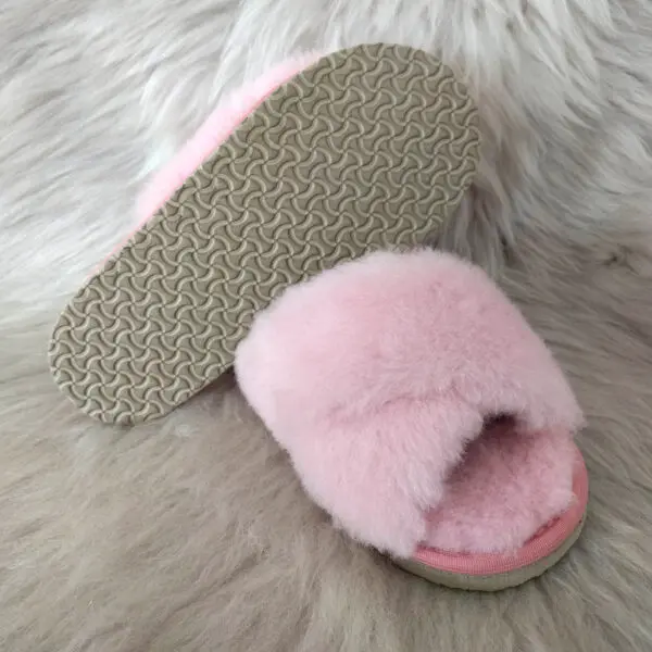 розови домашни чехли от овча кожа