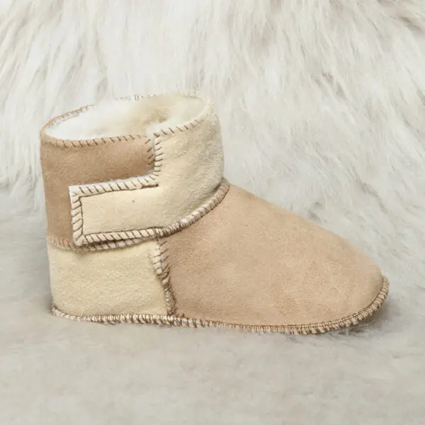 кожена бебешка буйка в бежово