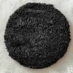 Възглавница от парчета агнешка кожа кръг тъмно кафяво