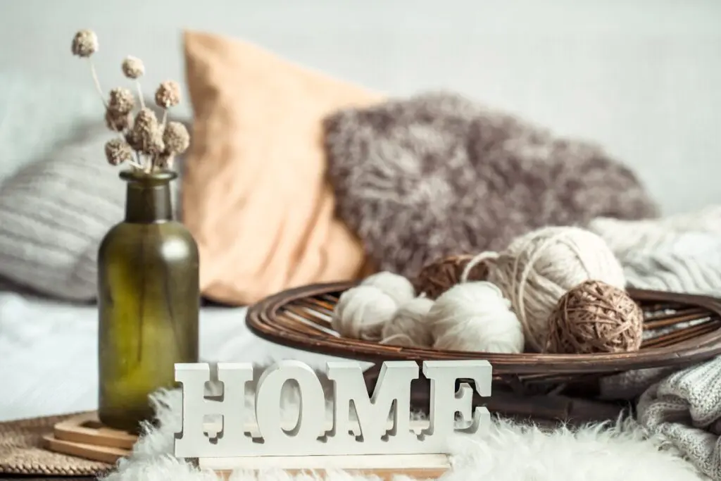 Дамски отворени чехлички от агнешка кожа: нови, леки и топли модели за пролет 2023