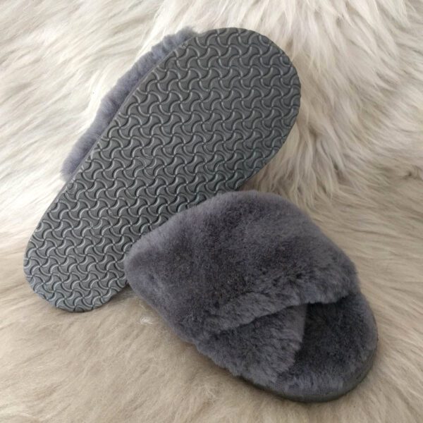 сиви домашни дамски чехли от агнешка кожа | Milvena | Милвена - Български кожени изделия от агнешка кожа сиви домашни дамски чехли милвена