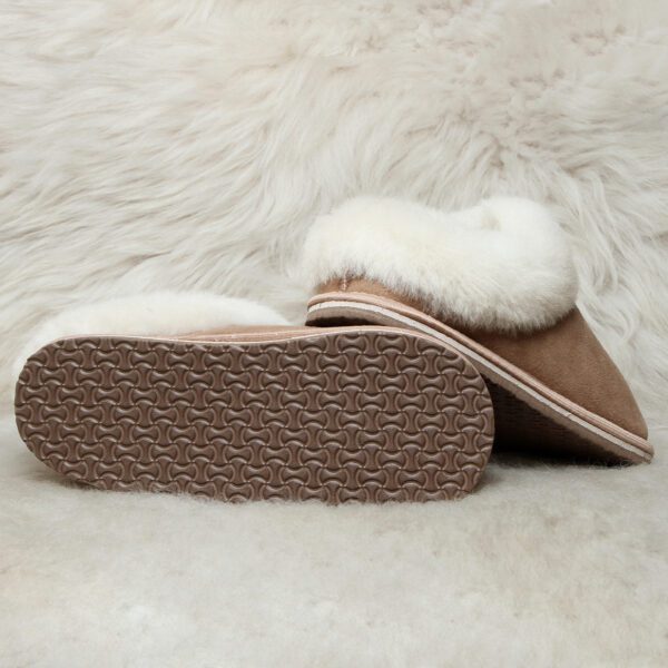 полупантофи дамски от 100% агнешка кожа | Milvena | Милвена - Български кожени изделия от агнешка кожа светло кафяви дамски полупантофи с бял пух