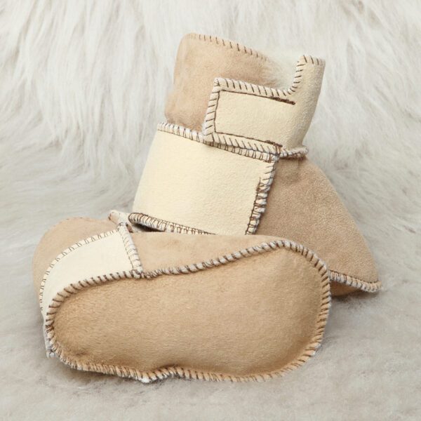 бежови бебешки буйки от овча кожа