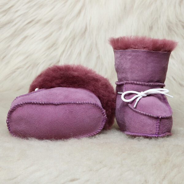 лилави бебешки буйки от агнешка кожа | Milvena | Милвена - Български кожени изделия от агнешка кожа лилави бебешки буйки от овча кожа