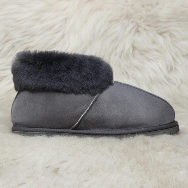 сив домашен пантоф от агнешка кожа | Milvena | Милвена - Български кожени изделия от агнешка кожа сив домашен пантоф от овча кожа