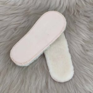 Светли детски стелки от агнешка кожа | Milvena | Милвена - Български кожени изделия от агнешка кожа детски бели стелки от вълна