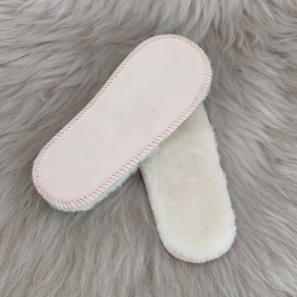 Светли детски стелки от агнешка кожа | Milvena | Милвена - Български кожени изделия от агнешка кожа детски бели стелки от вълна