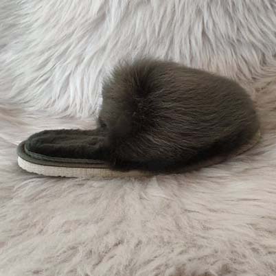 Закупете качествените дамски отворени чехли от Милвена. | Milvena | Милвена - Български кожени изделия от агнешка кожа Дамски отворени чехли модел 3913 зелени с тъмни подметки.