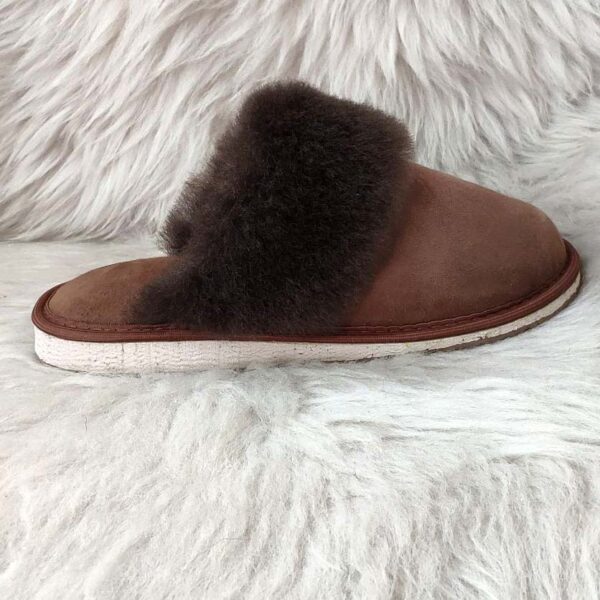 Изключително меки и топли дамски чехли от български производител | Milvena | Милвена - Български кожени изделия от агнешка кожа Дамски чехли модел 3150 тъмно кафяви с тъмно бие от Милвена