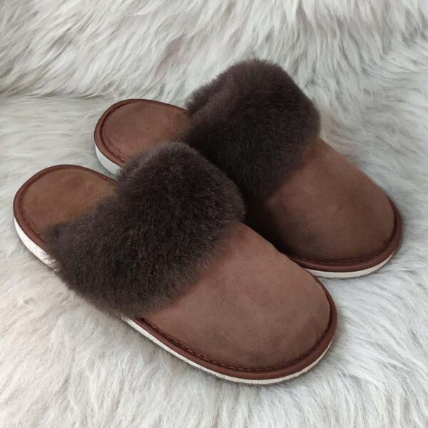 Изберете качествените дамски чехли българско производство | Milvena | Милвена - Български кожени изделия от агнешка кожа Дамски чехли модел 3150 тъмно кафяви с тъмно бие от Милвена