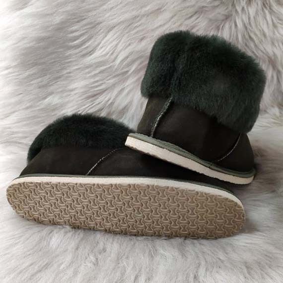 Закупете удобни мъжки пантофи модел 4650 тъмно кафяви | Milvena | Милвена - Български кожени изделия от агнешка кожа Мъжки пантофи модел 4650 тъмно кафяви