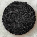 Възглавница от парчета агнешка кожа кръг тъмно кафяво