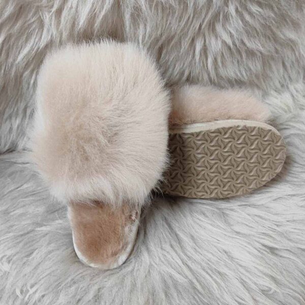 Закупете меки и топлички детски чехли на вашите малчугани на добра цена | Milvena | Милвена - Български кожени изделия от агнешка кожа Детски чехли 2913 хъни