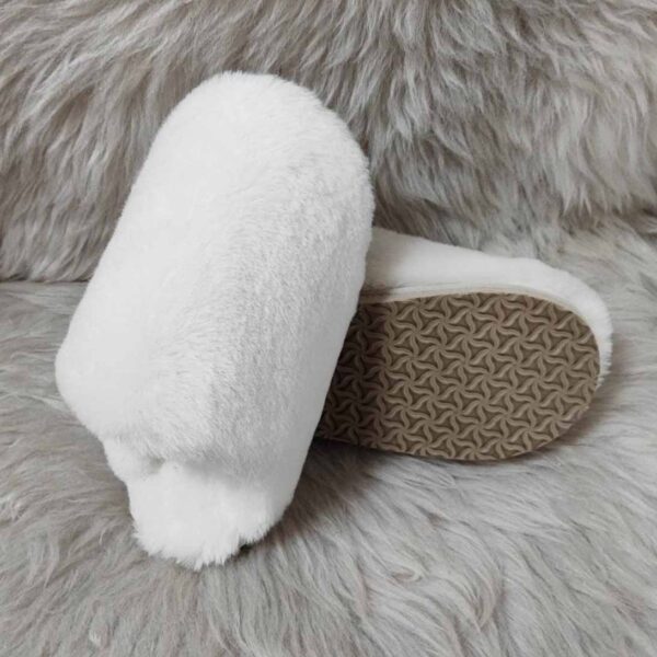 Изберете дамски чехли от агнешка кожа | Milvena | Милвена - Български кожени изделия от агнешка кожа Дамски чехли модел 3911 бели