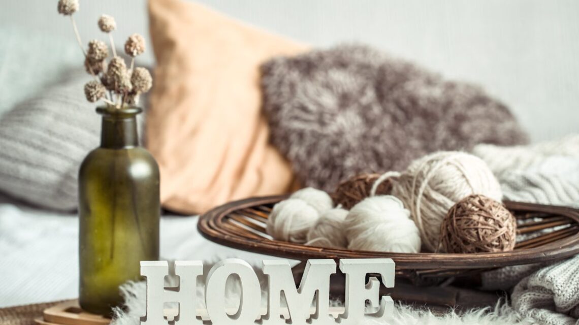 Дамски отворени чехлички от агнешка кожа: нови, леки и топли модели за пролет 2023