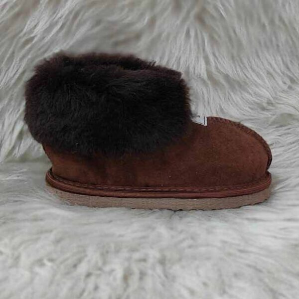 Изберете меки и топли детски пантофи модел 2650 тъмно кафяво от агнешка кожа | Milvena | Милвена - Български кожени изделия от агнешка кожа Детски пантофи модел 2650 тъмно кафяво