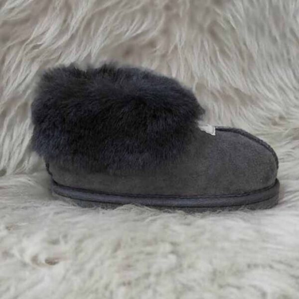 Закупете меки и топли детски пантофи модел 2650 сиви на добра цена | Milvena | Милвена - Български кожени изделия от агнешка кожа Детски пантофи модел 2650 сиви