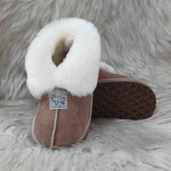 Изберете детски пантофи модел 2650 светло кафяви - меки и топли | Milvena | Милвена - Български кожени изделия от агнешка кожа Детски пантофи модел 2650 светло кафяви