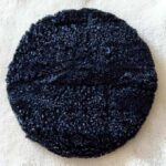 Възглавница от парчета агнешка кожа кръг черна