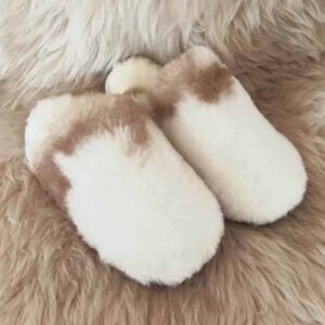 Закупете дамски чехли модел 3911 от небоядисвани агнешки кожи с натурални шарки | Milvena | Милвена - Български кожени изделия от агнешка кожа Дамски чехли модел 3911 от небоядисвани агнешки кожи