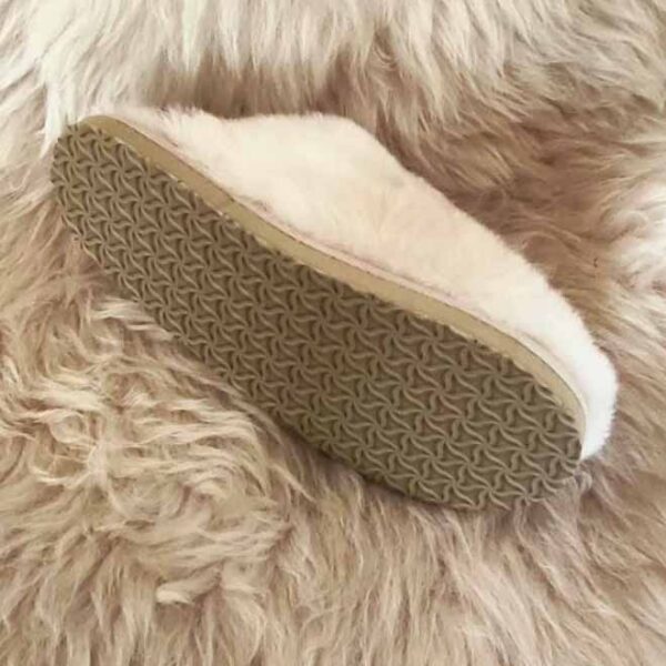 Закупете качествени дамски чехли модел 3911 от небоядисвани агнешки кожи - българско производство | Milvena | Милвена - Български кожени изделия от агнешка кожа Дамски чехли модел 3911 от небоядисвани агнешки кожи