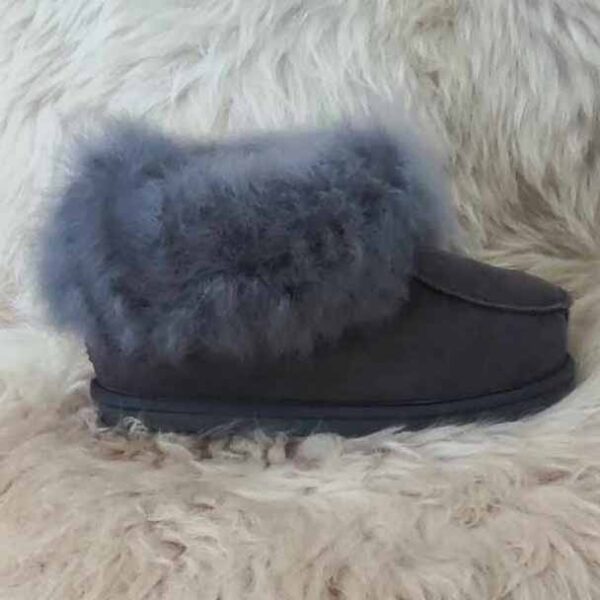 Закупете изключително удобни дамски пантофи модел 3472 сиви с висок косъм | Milvena | Милвена - Български кожени изделия от агнешка кожа Дамски пантофи модел 3472 сиви с висок косъм